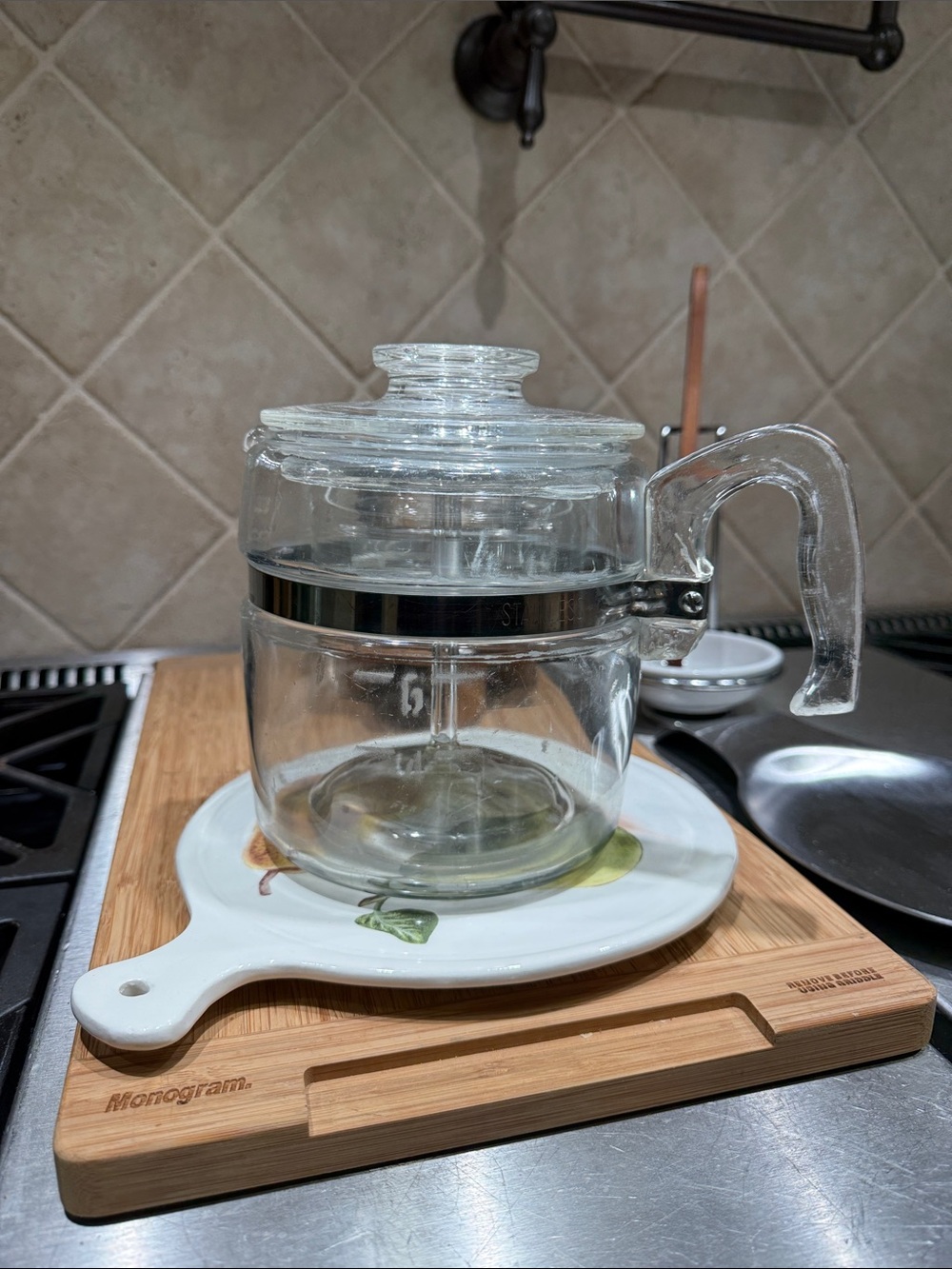 PYREX 6 cup coffee pot with lid, glass stem and basket!